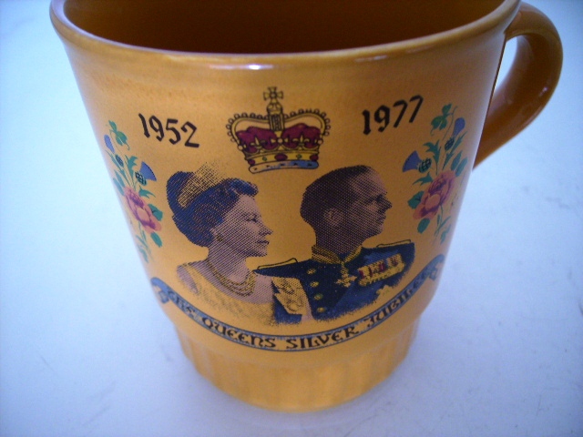 英国王室　カップ　黄色（エリザベス女王戴冠26周年　Silver Jubileeマグ） アンティーク　陶磁器 雑貨陶器