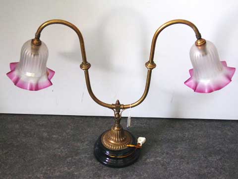 ランプスタンド　２灯用　(シェード付き） アンティーク　照明 ランプ（すでに組み合わせられている照明）