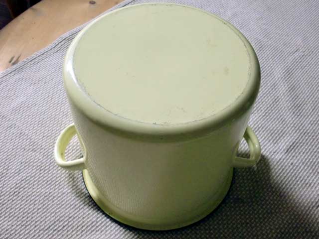 雑貨（キッチン） ホウロウ（エナメル） ホウロウ 鍋　蓋付き　クリーム色