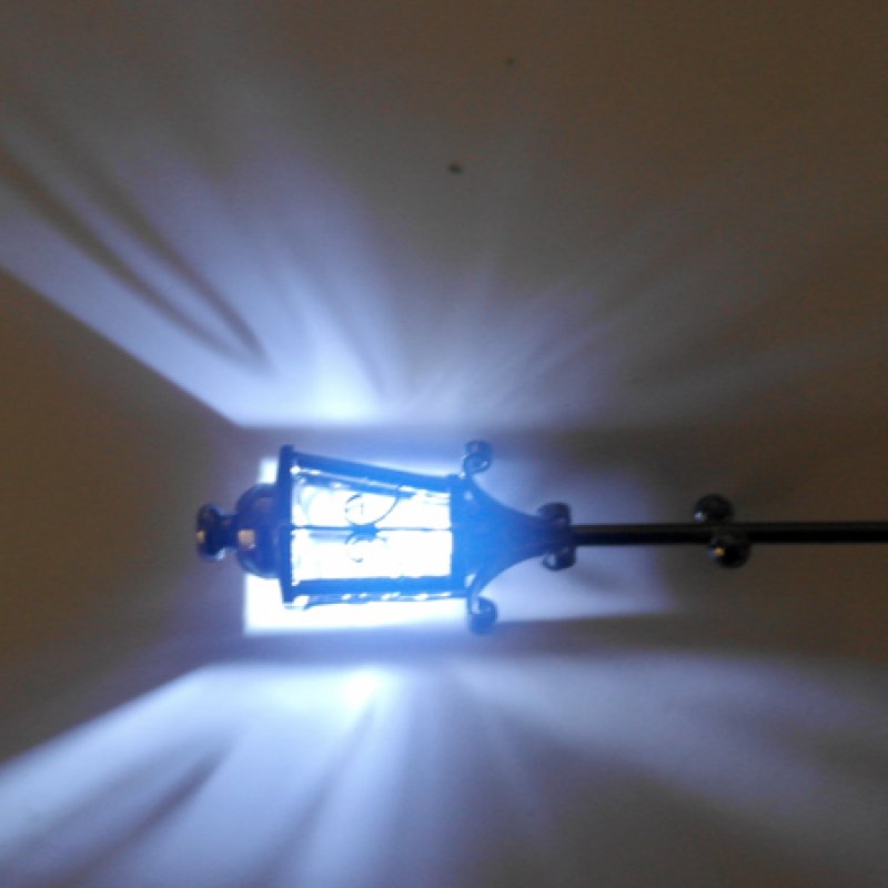 1/12サイズのドールハウス用ミニチュアストリート・ランタン　街灯　メタル製　LED（電池付）です