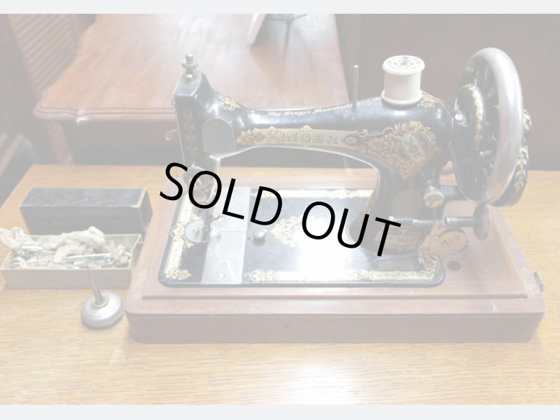 画像1: SINGER　手動ミシン　木箱付き (1)