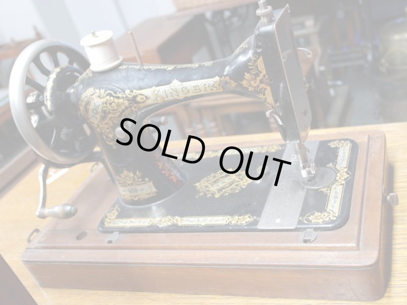 画像4: SINGER　手動ミシン　木箱付き (4)
