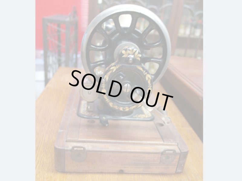 画像5: SINGER　手動ミシン　木箱付き (5)