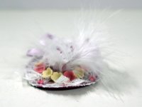 羽付き婦人用帽子　マゼンタ/レース