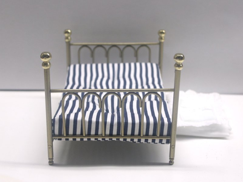 画像2: ダブルベッド  　’キャスト・アイロン’　ベッドカバー付 (2)