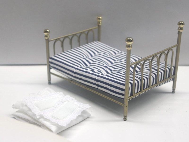 画像3: ダブルベッド  　’キャスト・アイロン’　ベッドカバー付 (3)