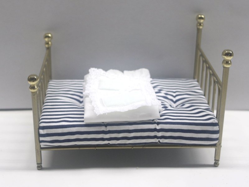 画像4: ダブルベッド  　’キャスト・アイロン’　ベッドカバー付 (4)