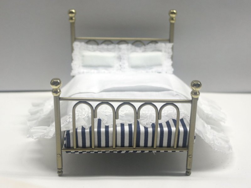 画像5: ダブルベッド  　’キャスト・アイロン’　ベッドカバー付 (5)