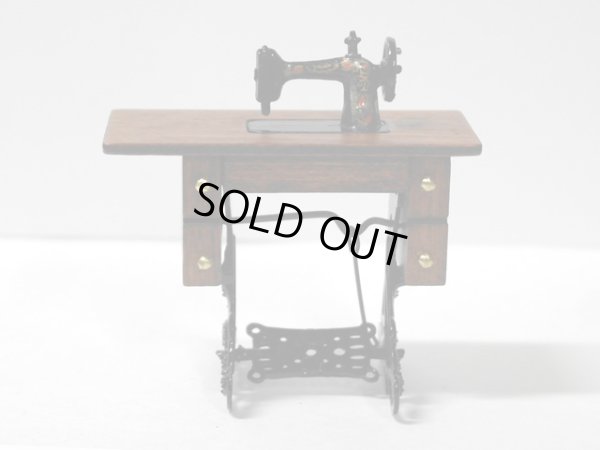 画像1: 足踏みミシン