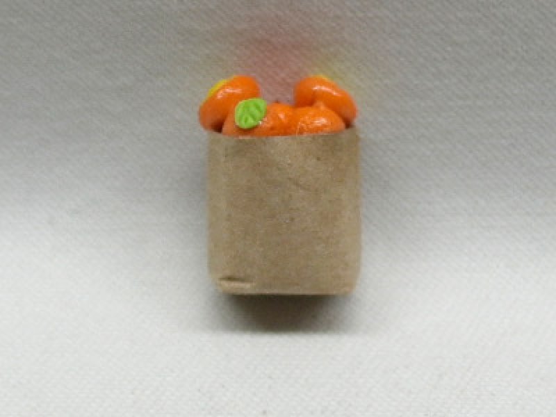 画像1: 紙袋入り果物（オレンジ） (1)