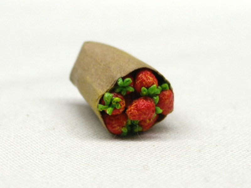 画像2: 紙袋入り果物（ストロベリー） (2)