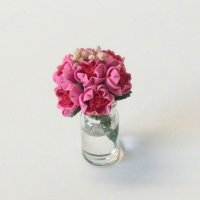 ガラス花瓶入り”バラ”