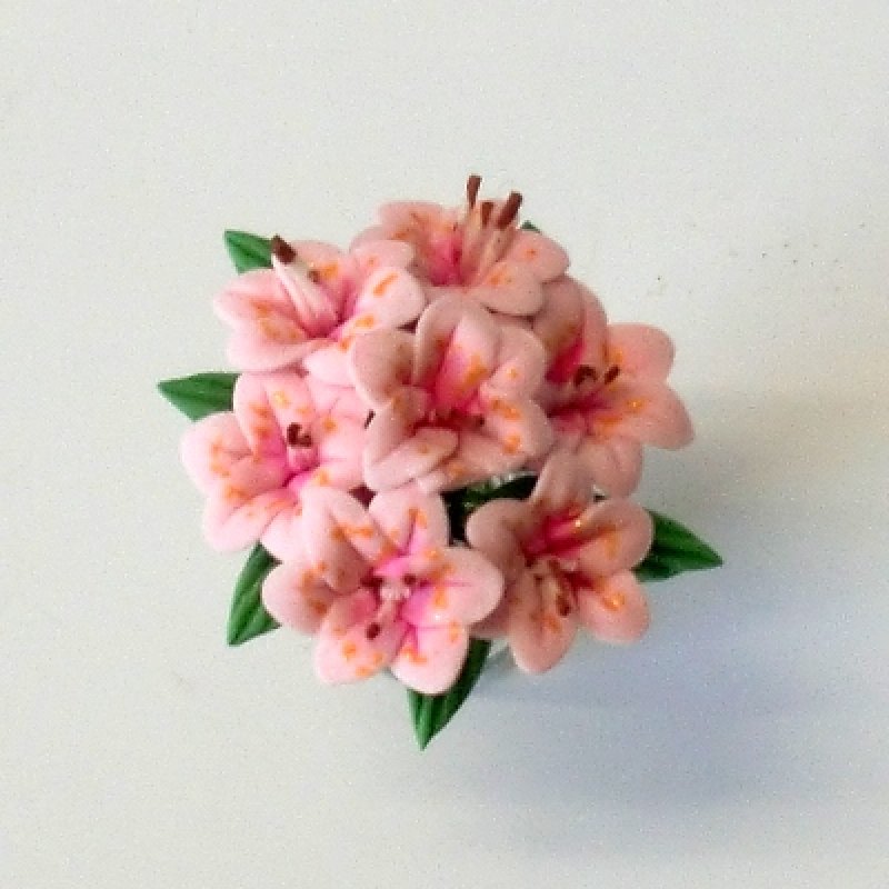 画像2: ガラス花瓶入り”ユリの花” (2)