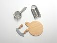 1/12サイズのドールハウス用ミニチュアまな板・チーズ グレーター（おろし器）[・ストレーナー・チョッパー　セットです
