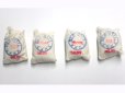1/12サイズのドールハウス用ミニチュアフードサック4個セット、小麦粉・砂糖・塩・米です