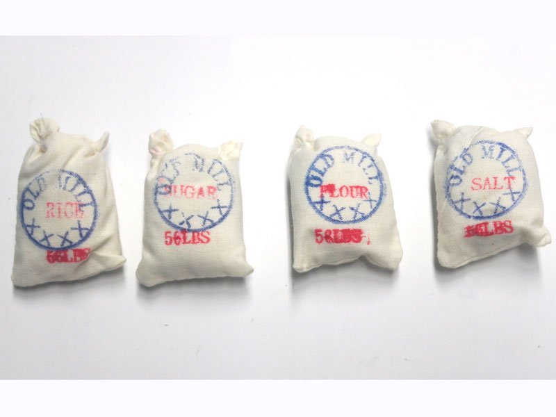 1/12サイズのドールハウス用ミニチュアフードサック4個セット、小麦粉・砂糖・塩・米です
