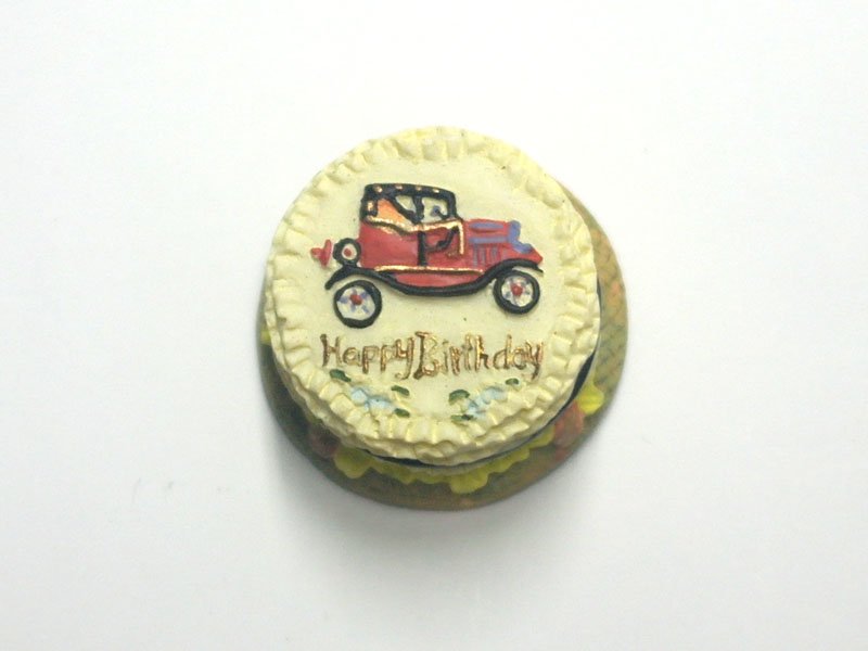 1/12サイズのドールハウス用ミニチュアバースディ　ケーキ　自動車です
