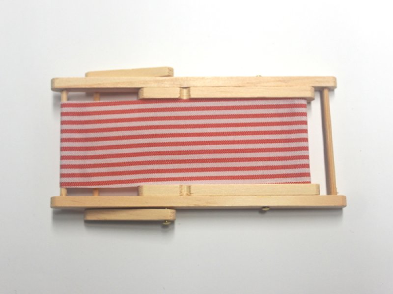 1/12サイズのドールハウス用ミニチュアデッキ・チェア　赤/白ストライプです