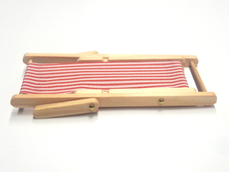 1/12サイズのドールハウス用ミニチュアデッキ・チェア　赤/白ストライプです