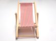 1/12サイズのドールハウス用ミニチュアデッキ・チェア　赤/白ストライプです