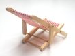 1/12サイズのドールハウス用ミニチュアデッキ・チェア　赤/白ストライプです