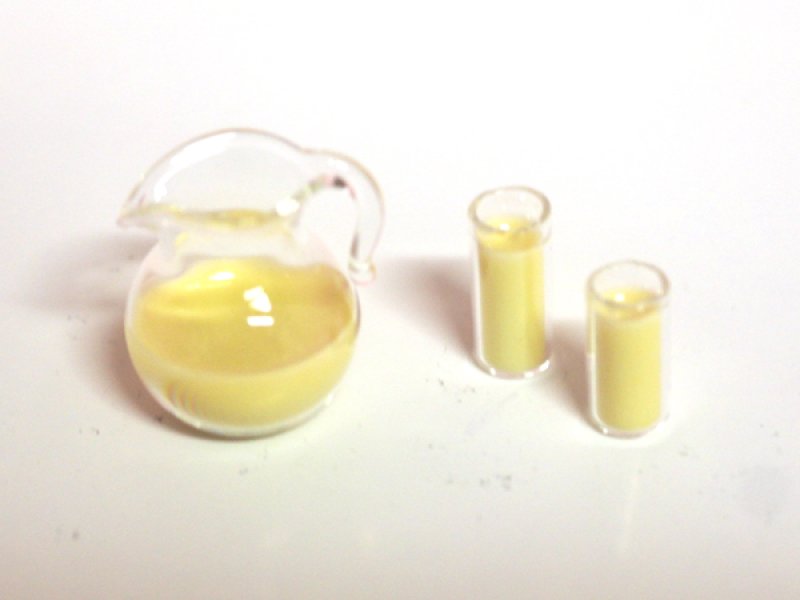 1/12サイズのドールハウス用ミニチュアミルク　ジャグ　＆　グラス2個　セットです