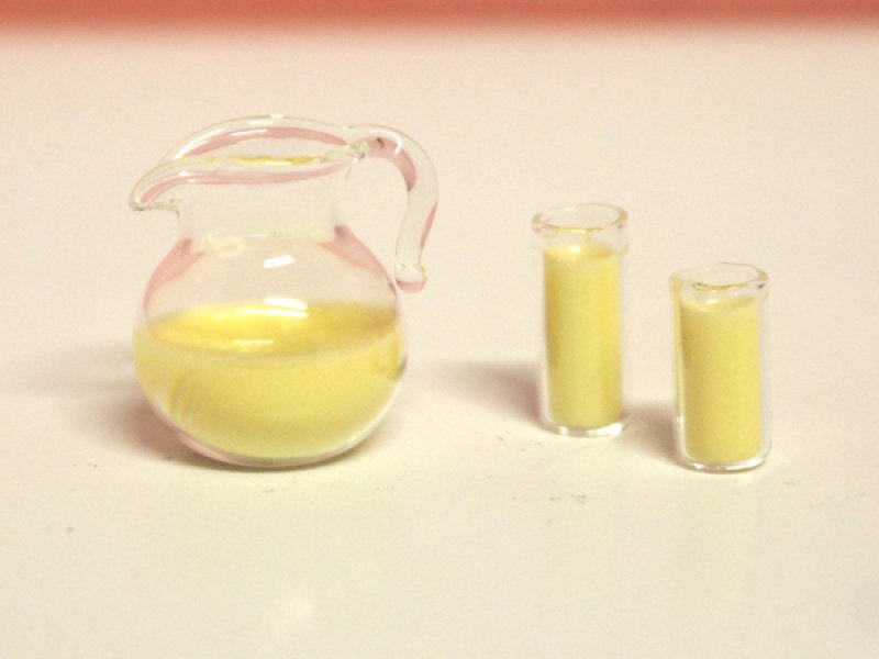 1/12サイズのドールハウス用ミニチュアミルク　ジャグ　＆　グラス2個　セットです