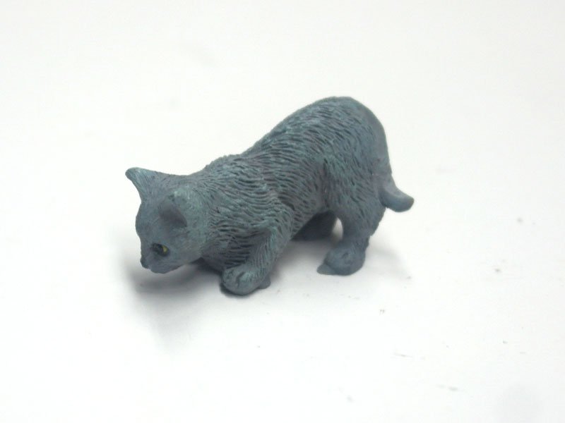 1/12サイズのドールハウス用ミニチュア猫　（グレイ　キャット）です