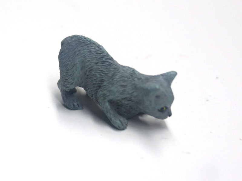 1/12サイズのドールハウス用ミニチュア猫　（グレイ　キャット）です