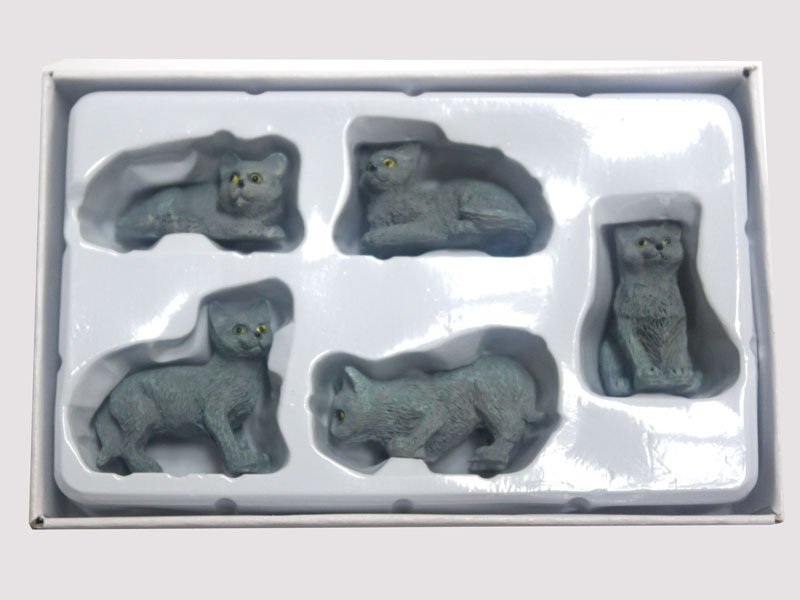 1/12サイズのドールハウス用ミニチュアグレイ　キャット　5匹セットです