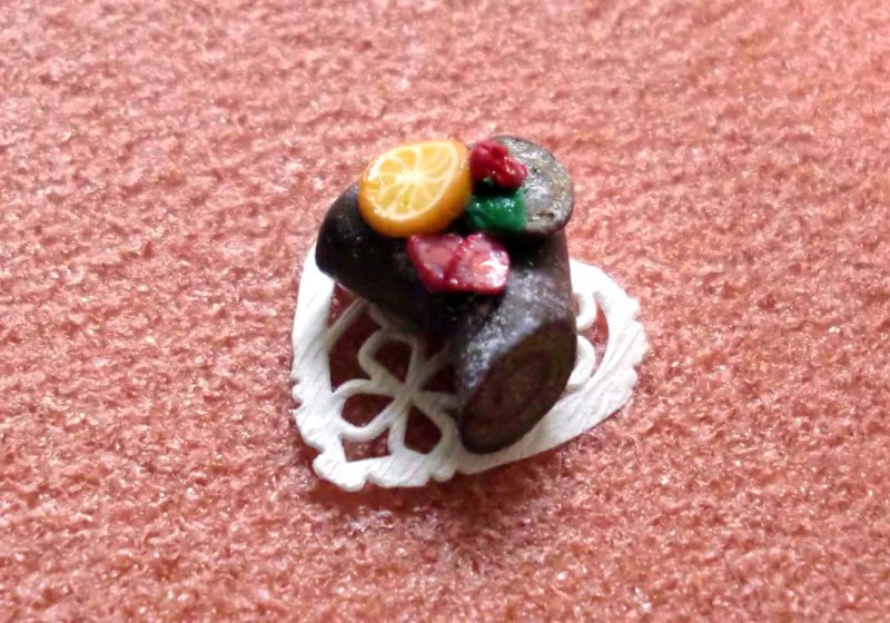 ミニチュア 1/12スケール    ブッシュドノエル　ドイリー付スィーツ/デザート98
