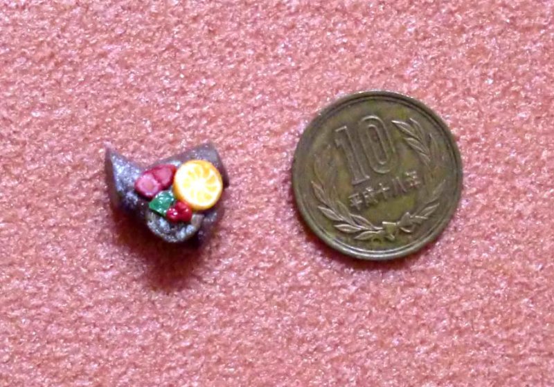 ミニチュア 1/12    ブッシュドノエル　ドイリー付スィーツ/デザート98