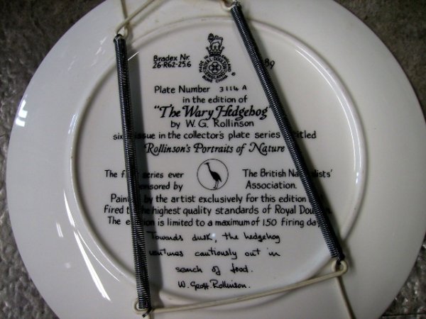 画像2: ロイヤルドルトン(Royal Doulton)  ウォールプレート The Wary Hedgehog 箱付き シリアルナンバー入り (2)