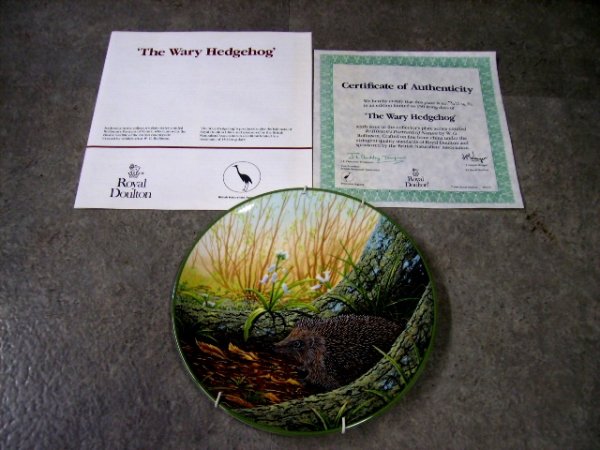 画像3: ロイヤルドルトン(Royal Doulton)  ウォールプレート The Wary Hedgehog 箱付き シリアルナンバー入り (3)