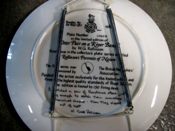 画像2: ロイヤルドルトン(Royal Doulton)  ウォールプレート Otter pair on a River Bank 箱付き シリアルナンバー入り (2)