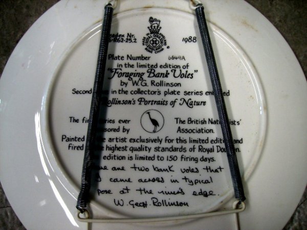画像2: ロイヤルドルトン(Royal Doulton)  ウォールプレート Foraging Bank Voles 箱付き シリアルナンバー入り (2)