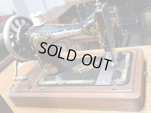 画像4: SINGER　手動ミシン　木箱付き (4)