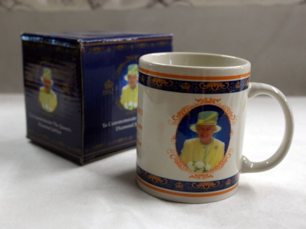 画像2: マグカップ エリザベス女王 Elizabeth II の即位 60 年記念 新品 (2)