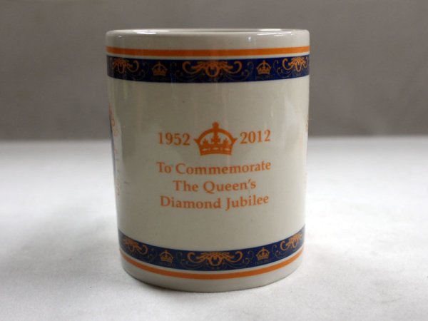 画像3: マグカップ エリザベス女王 Elizabeth II の即位 60 年記念 新品 (3)