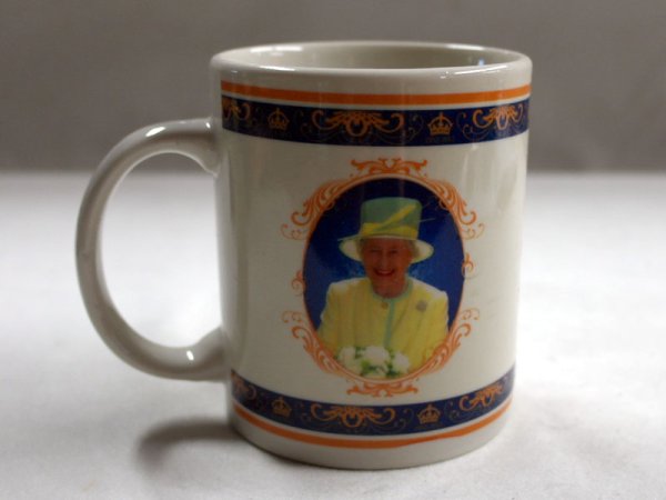 画像4: マグカップ エリザベス女王 Elizabeth II の即位 60 年記念 新品 (4)
