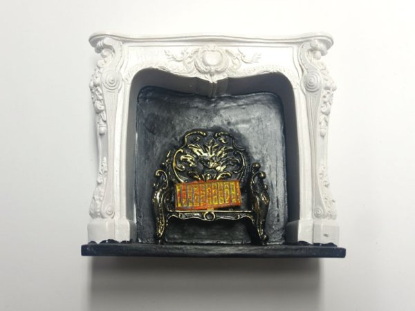 1/12サイズのドールハウス用ミニチュアロココ調マントルピース（暖炉）です