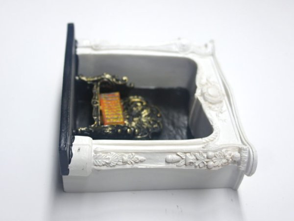 1/12サイズのドールハウス用ミニチュアロココ調マントルピース（暖炉）です