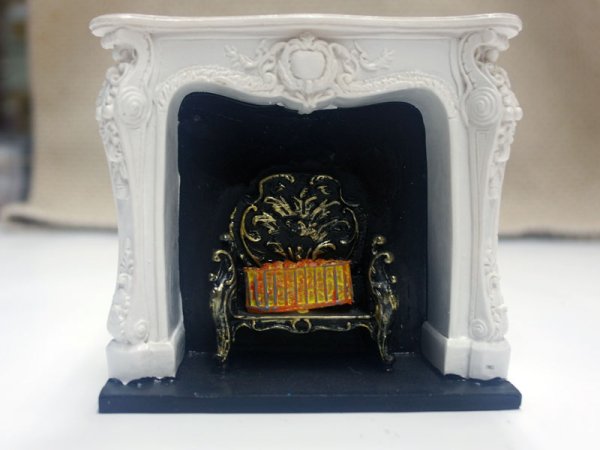 1/12サイズのドールハウス用ミニチュアロココ調マントルピース（暖炉）です