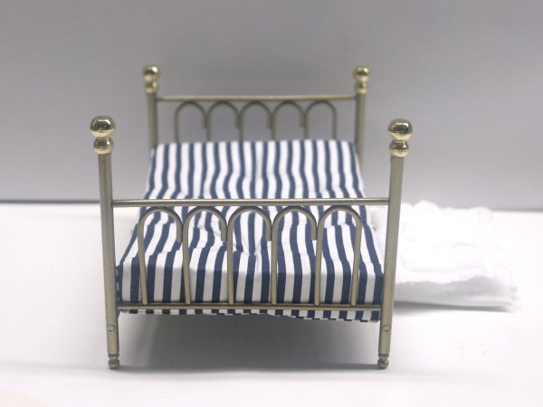 画像2: ダブルベッド  　’キャスト・アイロン’　ベッドカバー付 (2)