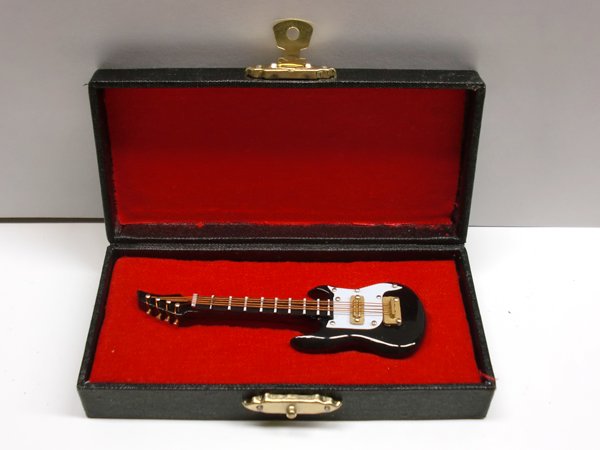 1/12サイズのドールハウス用ミニチュア　アイバニーズ　ギター　ブラック