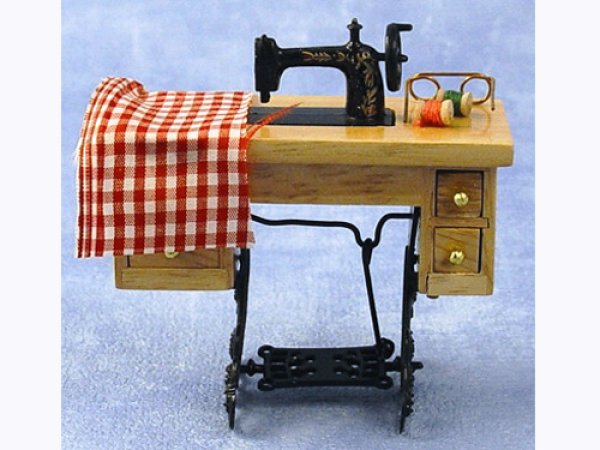 画像1: 足踏みミシン　アクセサリー（布・眼鏡・糸）付 (1)