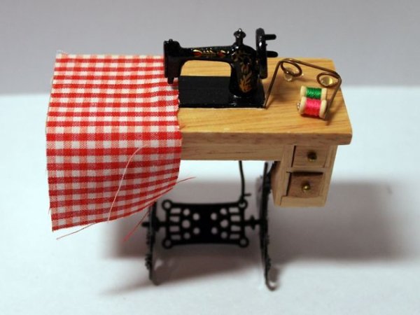 画像2: 足踏みミシン　アクセサリー（布・眼鏡・糸）付 (2)