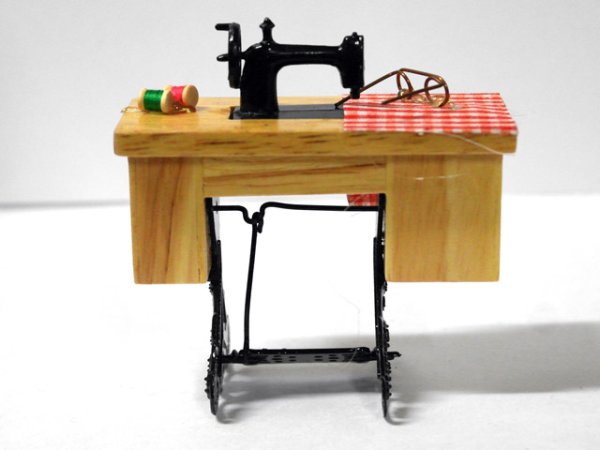 画像5: 足踏みミシン　アクセサリー（布・眼鏡・糸）付 (5)