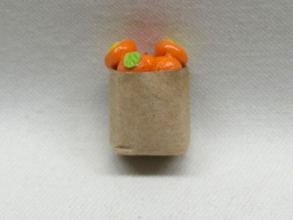 画像1: 紙袋入り果物（オレンジ） (1)