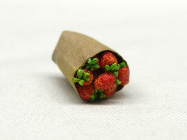 画像2: 紙袋入り果物（ストロベリー） (2)